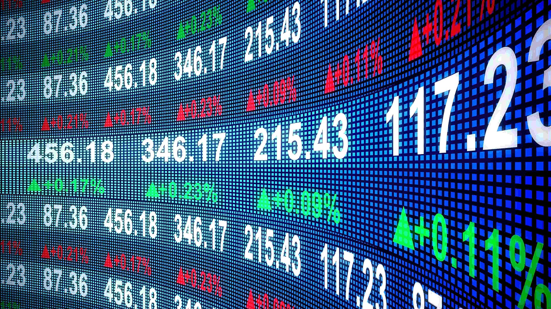 S&P 500 Reaches Record High as Apple Surges, Oil Falls, and Tariff News Adds Late Volatility